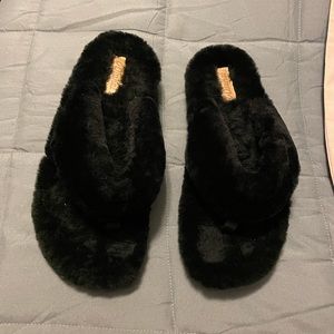 Rare-OLUKAI KIPE’A HEU NWOT black shearling furry sandals flip flops size 7